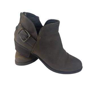Carlos Santana Ankle booties womens size 7.5 gray. Cute stylish zipper edging